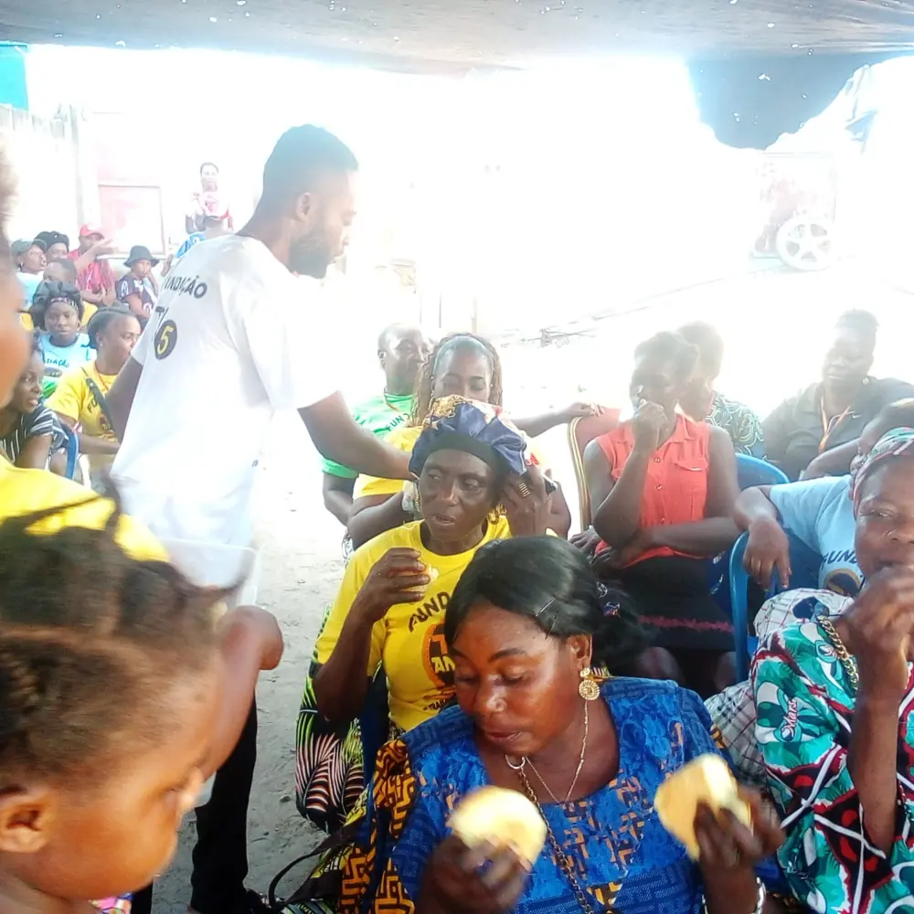 Des familles partagent un repas